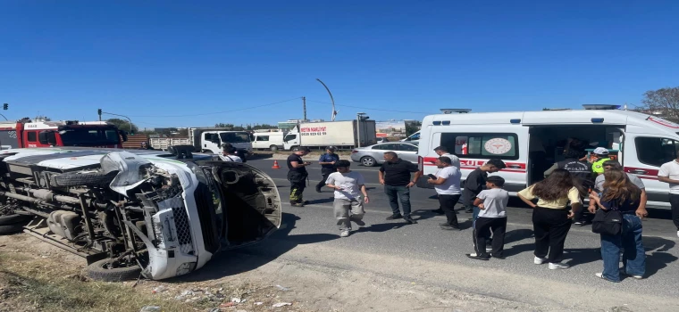 Minibüs aydınlatma direğini devirerek yan yattı: 1’i bebek 3 kişi yaralandı
