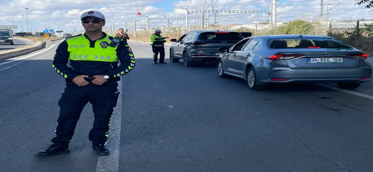 Trafik Ekiplerinden Viyadük Altında Denetim