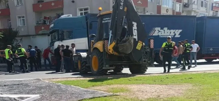 Yaya geçidinde TIR’ın çarptığı 76 yaşındaki kadın ağır yaralandı