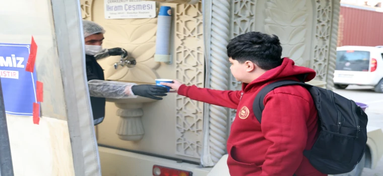 Sıcak çorba ikramı yeniden başladı