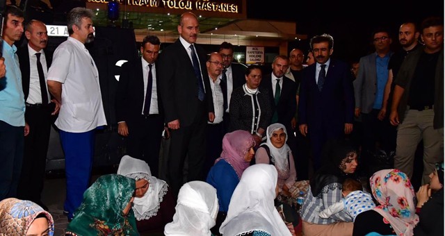 BAKAN SOYLU, SALDIRIDA YARALANANLARI HASTANEDE ZİYARET ETTİ