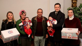 BAŞKAN AKAY’DAN GÜRHAN VE EROĞUL AİLELERİNE HOŞ GELDİN BEBEK ZİYARETİ