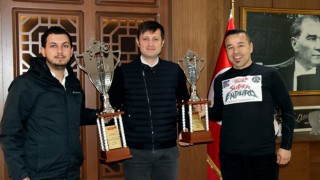 ŞAMPİYON MOTOSİKLETÇİLERDEN BAŞKAN AKAY’A ZİYARET