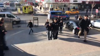 SİLAH ZORUYLA BİR KİŞİYE 20 BİN LİRALIK SENET İMZALATAN ŞÜPHELİLER ADLİYEYE SEVK EDİLDİ