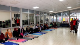 STRESLERİNİ ‘KAHKAHA YOGASI’ İLE ATTILAR