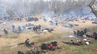 MÜLTECİLER SINIR KAPISINDA BEKLEMEDE