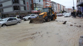 SU BORUSU PATLAYINCA CADDE GÖLE DÖNDÜ