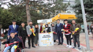 AK PARTİ, KADINLAR GÜNÜ’NDE ÇİÇEK DAĞITTI