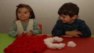 BAYRAK SEVGİSİ İLE YETİŞİYORLAR