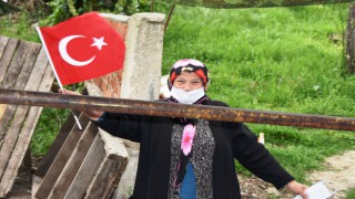 BÜYÜKŞEHİR, ESNAF VE VATANDAŞLARA TÜRK BAYRAĞI VE MASKE DAĞITTI