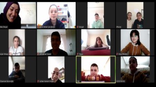 FEDAKAR ÖĞRETMEN, MASADAN TAHTA YAPIP ÖĞRENCİLERİ İÇİN DERS ANLATTI