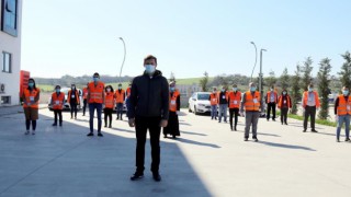 KAPI KAPI GEZEREK MASKE DAĞITIYORLAR