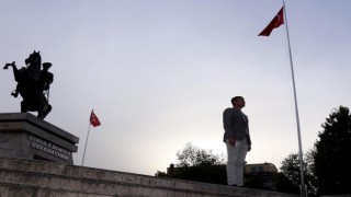 AKAY, ÖNCE BAYRAMI KUTLADI SONRA İSTİKLAL MARŞI OKUDU