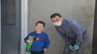 ÇOCUKLARA HEDİYELERİNİ EVLERİNDE TESLİM ETTİ