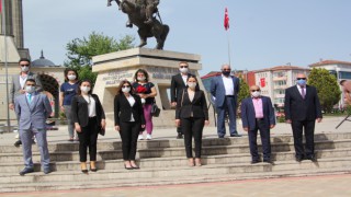 İYİ PARTİ ATATÜRK ANITINA KARANFİL BIRAKTI