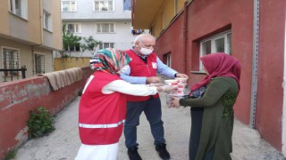 KIZILAY İFTAR YEMEKLERİNİ EVLERE TAŞIDI