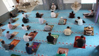CAMİLERDE SOSYAL MESAFELİ CUMA NAMAZI