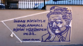 BÜYÜKŞEHİR, MERDİVENLİ PARKIN DUVARLARINI ŞİİRLE SÜSLEDİ