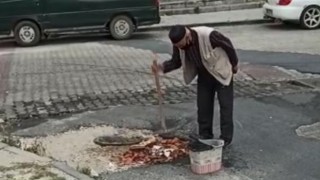 KİMSE GELİP BAKMAYINCA ELİNE KÜREĞİ ALIP KENDİSİ ÇUKURU DOLDURDU
