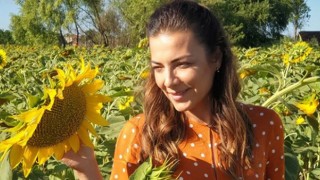 ÜNLÜ SİNEMA OYUNCUSU ÇORLU'DA AYÇİÇEK TARLASINDA POZ VERDİ