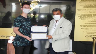 BİRİNCİLER MEZUNİYET KÜTÜĞÜNE İSMİNİ ÇAKTI