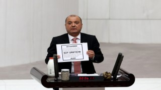 “DAMAT DOLARI SERBEST BIRAKTI AMA SÜT FİYATI OLDUĞU YERDE SAYIYOR”