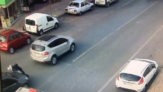 YOLUN KARŞISINA GEÇMEK İSTEYEN YAYAYA OTOMOBİL ÇARPTI