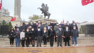 CHP, ATATÜRK ANITINA KARANFİL BIRAKTI