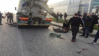 İKİ MOTOSİKLETLİ GENÇ YARIŞ YAPARKEN BETON MİKSERİNE ÇARPTI