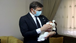 BAŞKAN AKAY’DAN İNAN VE ÇİÇEK AİLELERİNE HOŞ GELDİN BEBEK ZİYARETİ