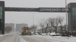 ÇOSB MÜDÜRLÜĞÜ KAR YAĞIŞINDA GECE-GÜNDÜZ YOLLARI AÇIK TUTUYOR…