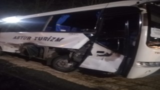 HEMZEMİN GEÇİTTE MANEVRA TRENİ İLE ÇARPIŞTI