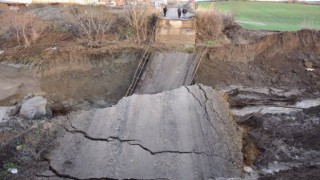 YOĞUN YAĞIŞTAN KÖPRÜ YIKILDI