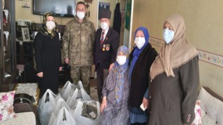 ÇERKEZKÖY’ÜN ANNELERİ MEHMETÇİK İÇİN BOYUNLUK ÖRDÜ