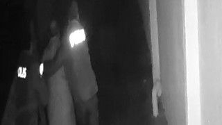 KOMŞULARININ KAPISINI ÇALARAK RAHATSIZ EDEN NOTER, SABAHA KARŞI GÖZALTINA ALINDI