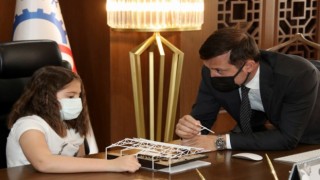 BAŞKAN AKAY, KOLTUĞU KÜÇÜK ZEYNEP’E EMAET ETTİ