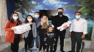 BAŞKAN AKAY'DAN KURTOĞLU AİLESİ’NE HOŞ GELDİN BEBEK ZİYARETİ