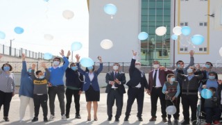 BAŞKAN ÇETİN, OTİZM FARKINDALIĞI İÇİN GÖKYÜZÜNE MAVİ BALON BIRAKTI