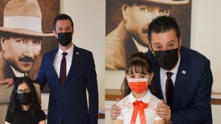 BAŞKAN SARIKURT 23 NİSAN'DA KOLTUĞU ÇOCUKLARA DEVRETTİ