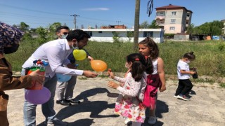ÇOCUKLARA ŞEKER VE BALON DAĞITILDI