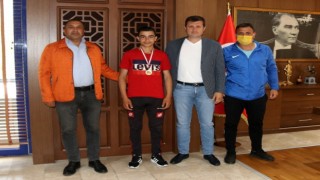 "ŞAMPİYON GÜREŞÇİMİZ GÖĞSÜMÜZÜ KABARTTI"