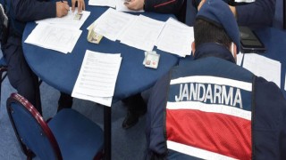 SOKAĞA ÇIKMA YASAĞINDA MECLİS ÜYESİ VE MUHTAR KUMAR MASASINDA YAKALANDI