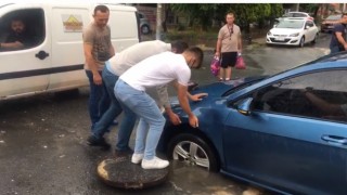 AÇIK UNUTULAN RÖGARA DÜŞEN OTOMOBİL VATANDAŞLARIN YARDIMIYLA ÇIKARILDI