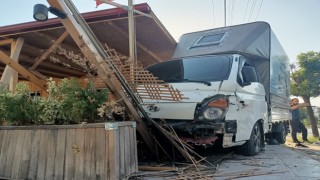 TEPE YOLUNDA 2 ARAÇ ÇARPIŞTI