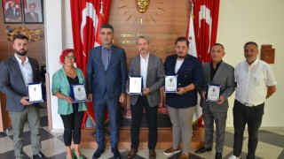 HAYIRSEVERLERE PLAKET TAKDİM EDİLDİ