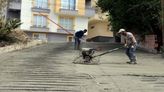 İKİ SOKAKTA DEMİRLİ BETON YOL YAPILIYOR