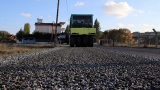 61 CADDE VE SOKAKTA TOPLAM 87 BİN 500 M2 SOĞUK ASFALT YOL YAPILIYOR