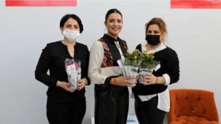 ÖĞRETMENLERE ÇİÇEK DAĞITILDI