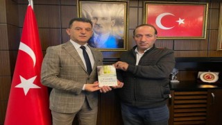 GAZETECİ-YAZAR YAVUZ, YENİ KİTABINI BAŞKAN ÇETİN’E TAKDİM ETTİ
