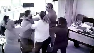 ÖNCE KADIN MEMURA HAKARET ETTİ, SONRA AYIRMAYA ÇALIŞAN MEMURA KAFA ATTI